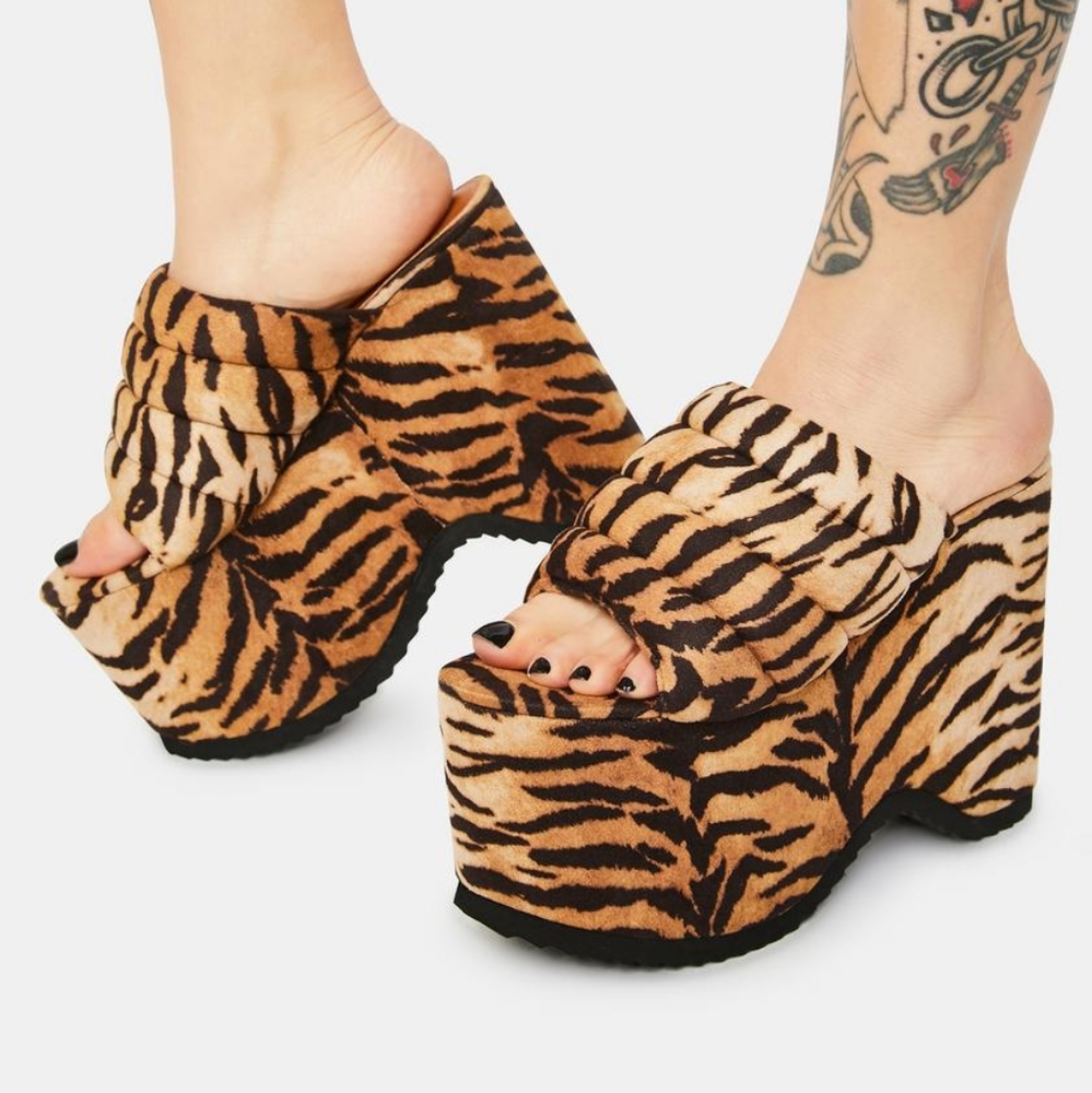 Privileged lemon drop platform sandals size 9
